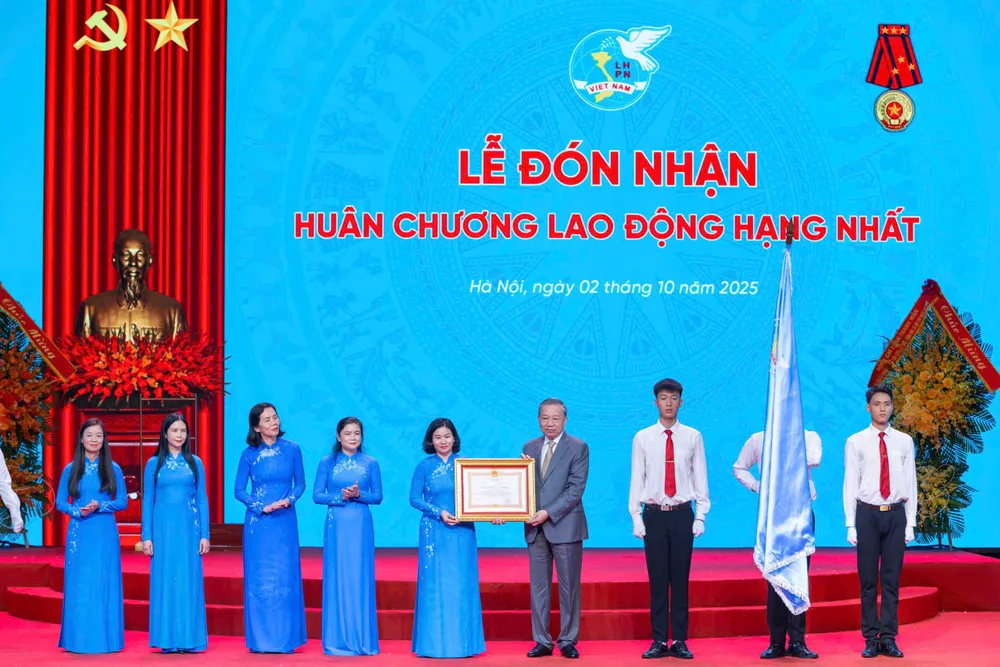 Tổng Bí thư Tô Lâm trao Huân chương Lao động hạng Nhất đến Hội LHPN Việt Nam. Ảnh: VIẾT CHUNG 1000011850.jpg