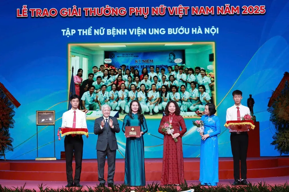 Trao Giải thưởng Phụ nữ Việt Nam năm 2025 cho 3 tập thể xuất sắc. Ảnh: VIẾT CHUNG 1000011855.jpg