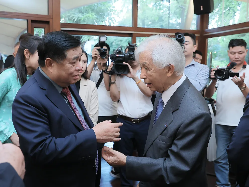 Phó Thủ tướng Nguyễn Chí Dũng trò chuyện cùng Giáo sư Jean Trần Thanh Vân 1000011866.jpg
