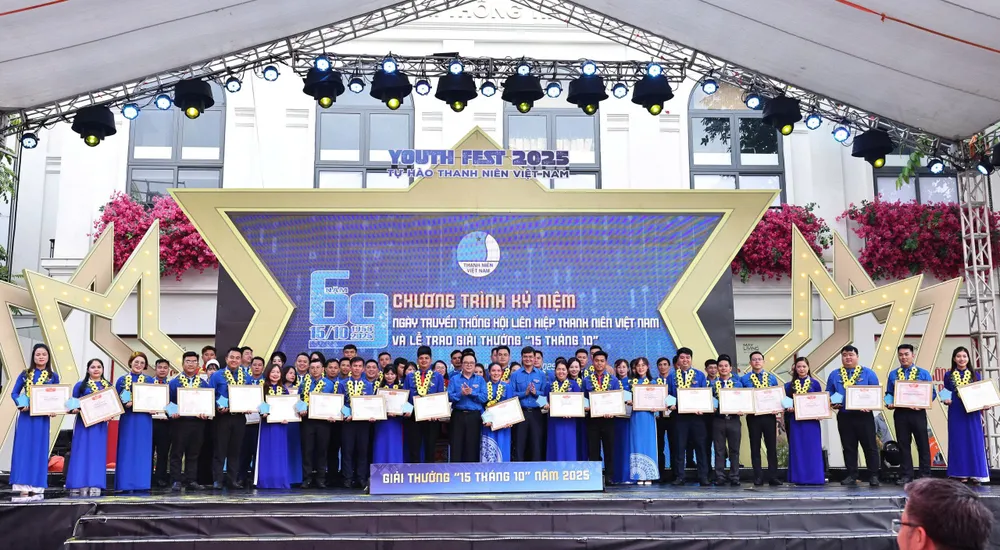 Trao giải thưởng “15 tháng 10” năm 2025 cho 69 cán bộ hội tiêu biểu 1000012156.jpg