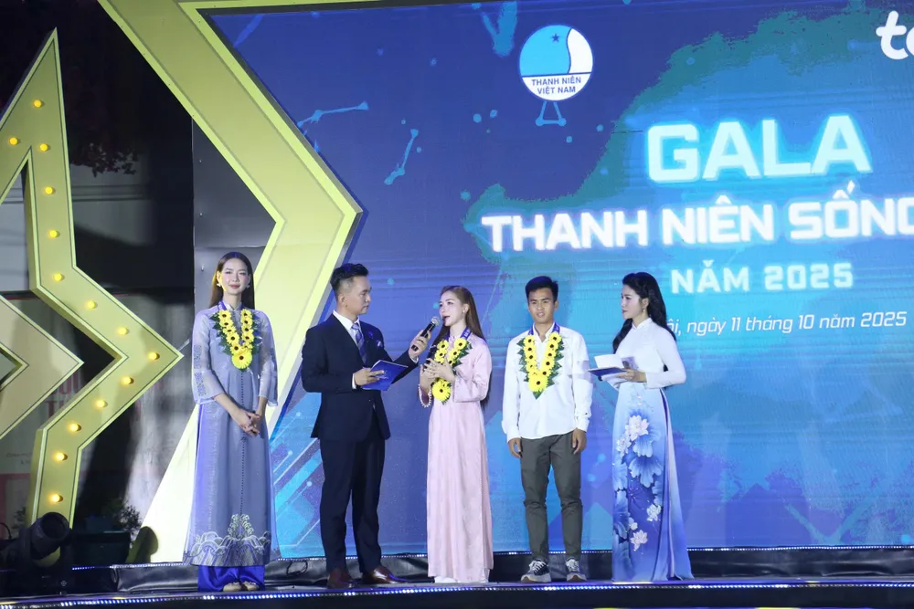 Ca sĩ Nguyễn Thị Hòa (Hòa Minzy) chia sẻ tại lễ trao giải thưởng "Thanh niên sống đẹp năm 2025" 1000012170.jpg