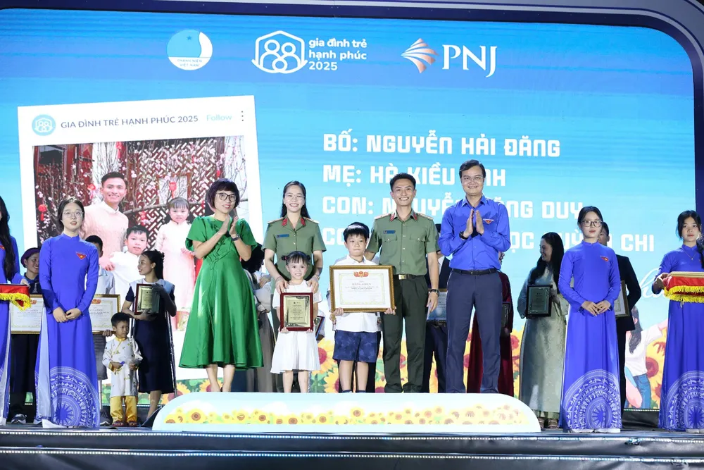 Các gia đình trẻ tiêu biểu được tuyên dương nhận bằng khen của Trung ương Hội Liên hiệp Thanh niên Việt Nam 1000012187.jpg