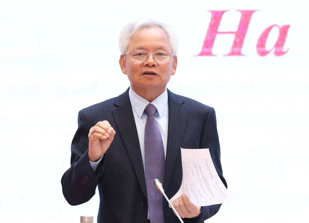 GS-TS Tạ Ngọc Tấn, Phó Chủ tịch Thường trực Hội đồng Lý luận Trung ương trả lời báo chí tại họp báo chiều 15-10. Ảnh: QUANG PHÚC 1000012261.jpg