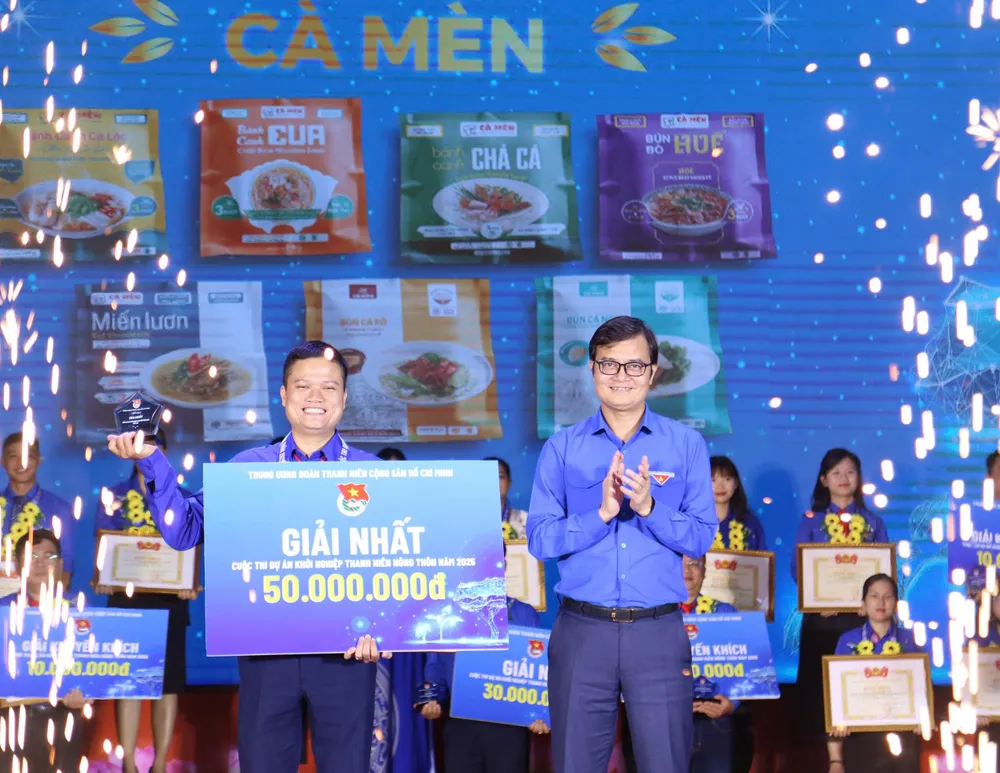 Bí thư thứ nhất Trung ương Đoàn Bùi Quang Huy trao giải nhất cuộc thi cho Nguyễn Đức Nhật Thuận, đại diện nhóm làm dự án Cà Mèn 1000012382.jpg