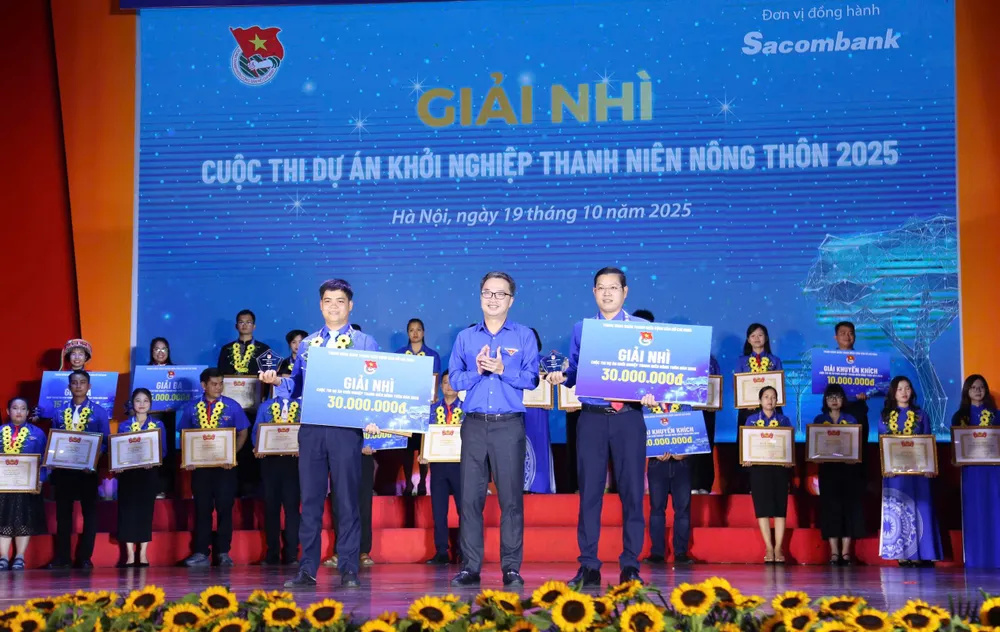 Bí thư Trung ương Đoàn Nguyễn Tường Lâm trao 2 giải nhì cuộc thi 1000012384.jpg