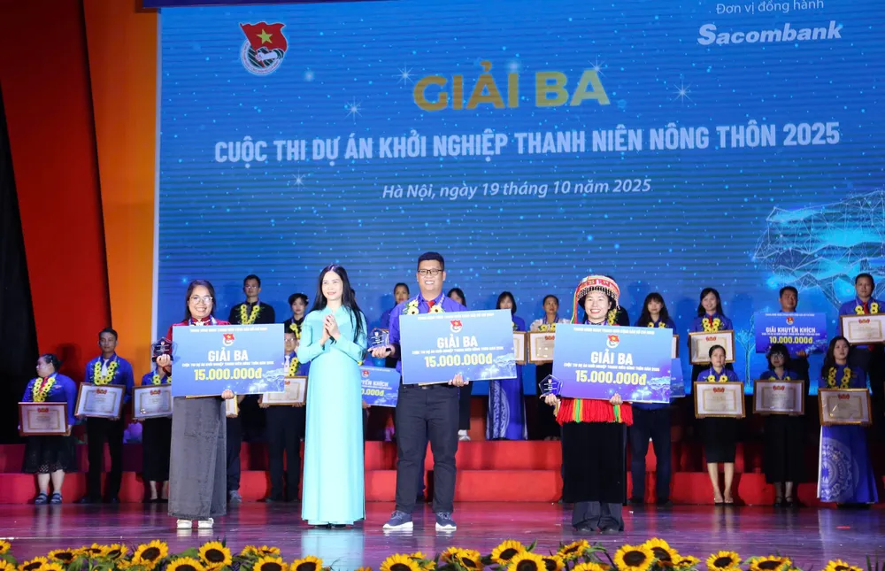 Ban tổ chức trao 3 giải ba của cuộc thi 1000012385.jpg