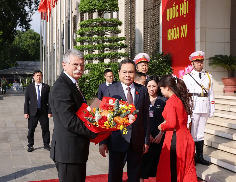 Chủ tịch Quốc hội Trần Thanh Mẫn đón Chủ tịch Quốc hội Hungary Kover Laszlo. Ảnh: VIẾT CHUNG 1000012432.jpg