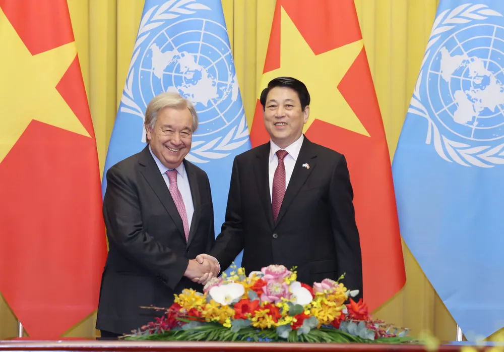 Chủ tịch nước Lương Cường nồng nhiệt chào đón Tổng Thư ký António Guterres thăm chính thức Việt Nam. Ảnh: QUANG PHÚC 1000012838.jpg