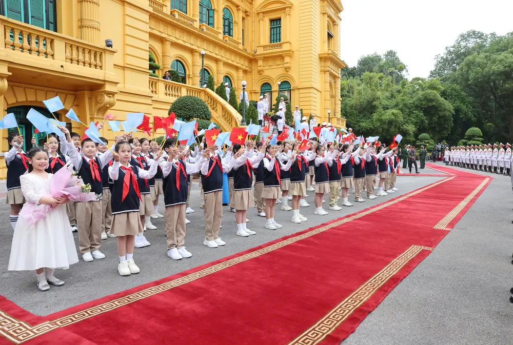 Đội tiêu binh và các cháu thiếu nhi Thủ đô đứng dọc thảm đỏ chào mừng nhà lãnh đạo Liên hợp quốc. Ảnh: QUANG PHÚC 1000012843.jpg