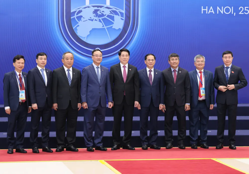 Chủ tịch nước Lương Cường và các đại biểu tới dự lễ mở ký Công ước Liên hợp quốc về chống tội phạm mạng (Công ước Hà Nội), sáng 25-10. Ảnh: QUANG PHÚC 1000012860.jpg