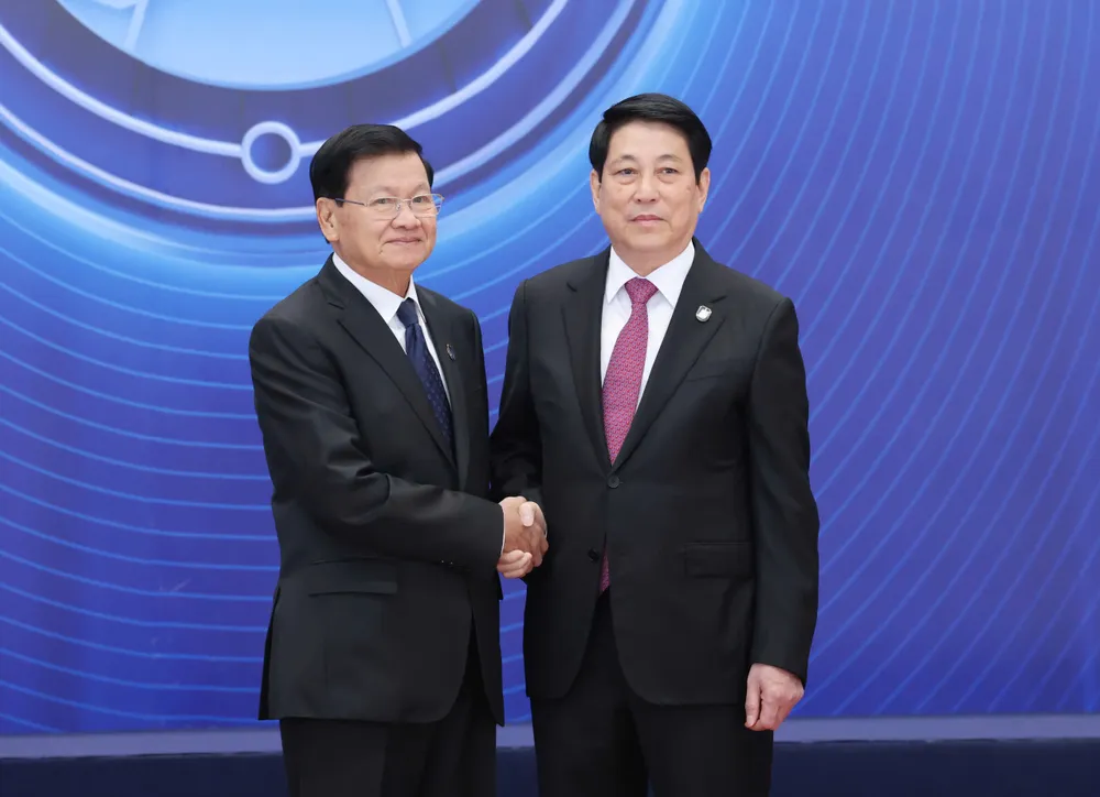 Chủ tịch nước Lương Cường và Tổng Bí thư, Chủ tịch nước Lào Thongloun Sisoulith tới dự lễ mở ký Công ước Liên hợp quốc về chống tội phạm mạng (Công ước Hà Nội), sáng 25-10. Ảnh: QUANG PHÚC 1000012861.jpg