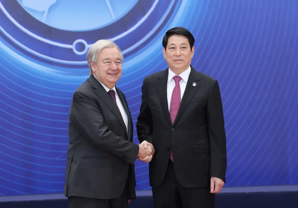 Chủ tịch nước Lương Cường và Tổng Thư ký Liên hợp quốc António Guterres tới dự lễ mở ký Công ước Liên hợp quốc về chống tội phạm mạng (Công ước Hà Nội), sáng 25-10. Ảnh: QUANG PHÚC 1000012862.jpg