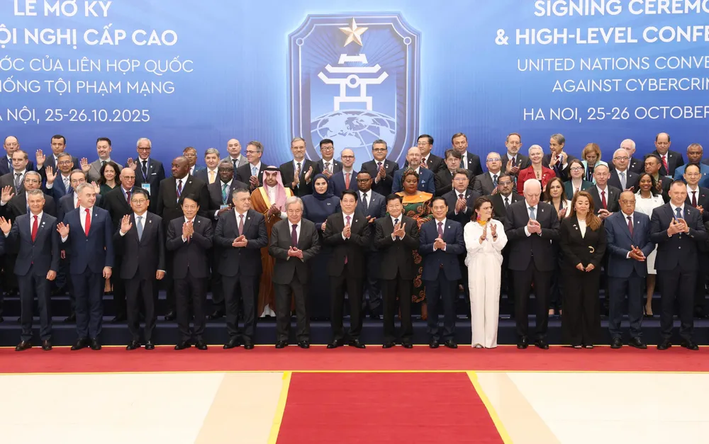 Chủ tịch nước Lương Cường chụp ảnh chung cùng các trưởng đoàn tới dự lễ mở ký Công ước Liên hợp quốc về chống tội phạm mạng (Công ước Hà Nội), sáng 25-10. Ảnh: QUANG PHÚC 1000012863.jpg