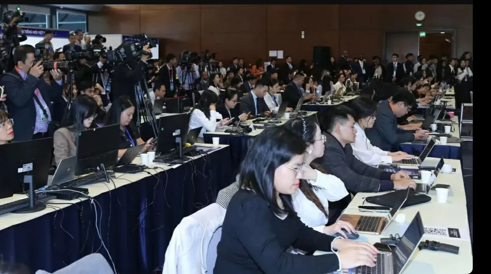Đông đảo phóng viên trong nước và quốc tế tham dự họp báo sau lễ mở ký Công ước Hà Nội chiều 25-10. Ảnh: QUANG PHÚC 1000012890.jpg