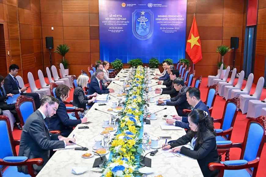 Chủ tịch nước Lương Cường tiếp Đồng Bộ trưởng về Ngoại giao và Thương mại Australia và phái đoàn tham dự lễ mở ký Công ước Hà Nội, ngày 25-10. Ảnh: QUANG PHÚC 1000012897.jpg