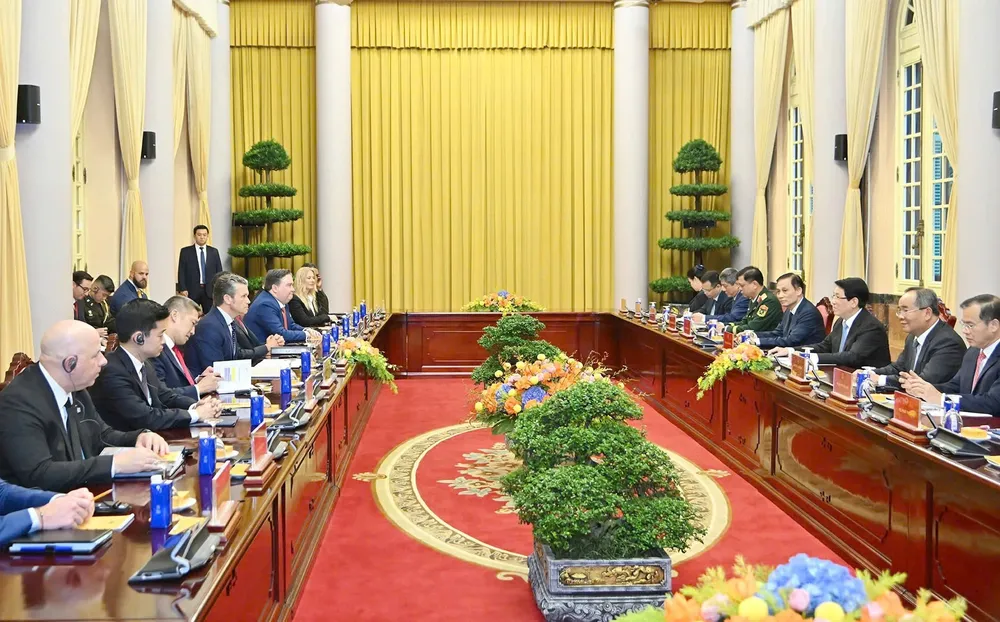 Chủ tịch nước Lương Cường tiếp Bộ trưởng Bộ Chiến tranh Hoa Kỳ Pete Hegseth. Ảnh: VIẾT CHUNG 1000013589.jpg