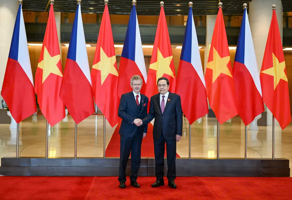 Chủ tịch Quốc hội Trần Thanh Mẫn đón tiếp Chủ tịch Thượng viện Quốc hội Cộng hòa Séc Milos Vystrcil. Ảnh: QUANG PHÚC