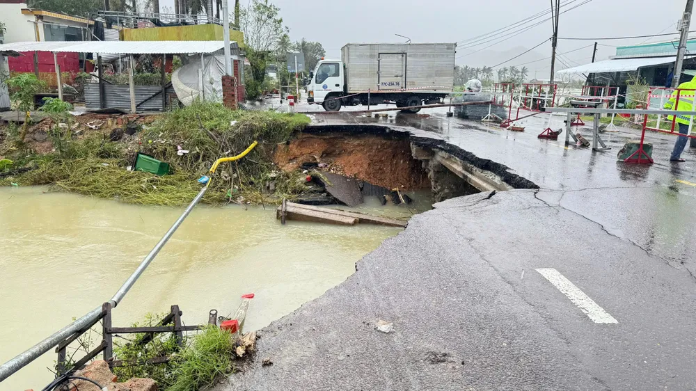 Vị trí sạt lở trên Quốc lộ 1 đoạn qua tỉnh Bình Định ngày 21-11. Ảnh: Cục Đường bộ Việt Nam