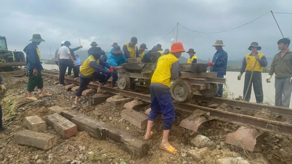 The railway industry has urgently repaired railway infrastructure to restore train operations in step 1. Duong sat 2.jpg