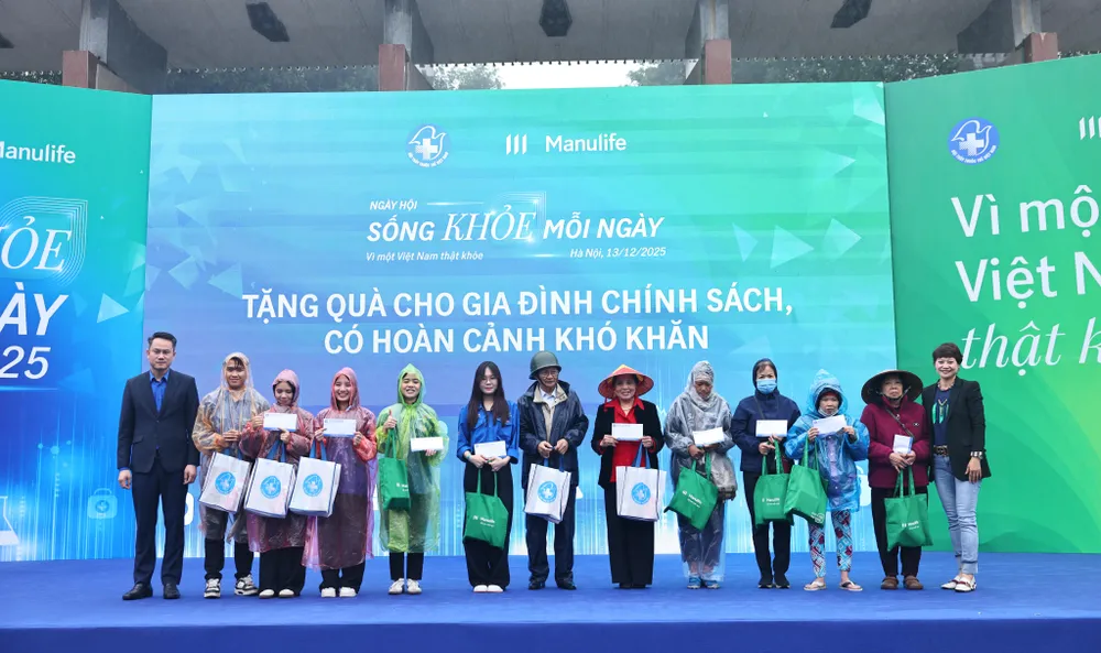 The program distributed many gifts to households in difficult circumstances. 1000015374.jpg