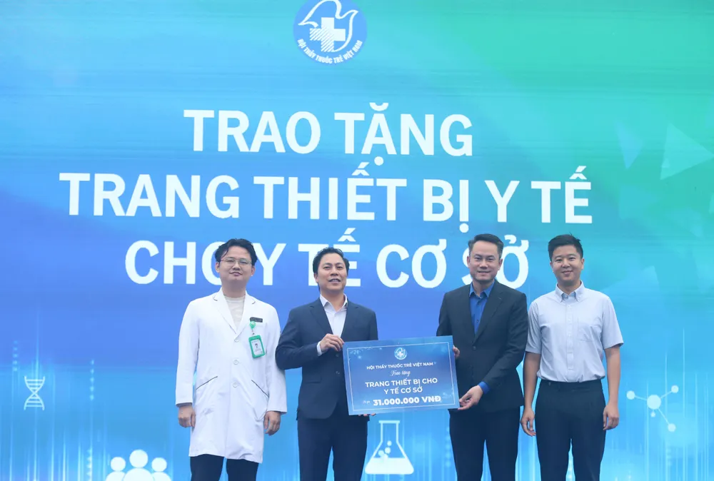 The program donated 1,000 sets of medicine and medical supplies, and over 30 million VND worth of medical equipment to the Hanoi Youth Union. 1000015375.jpg