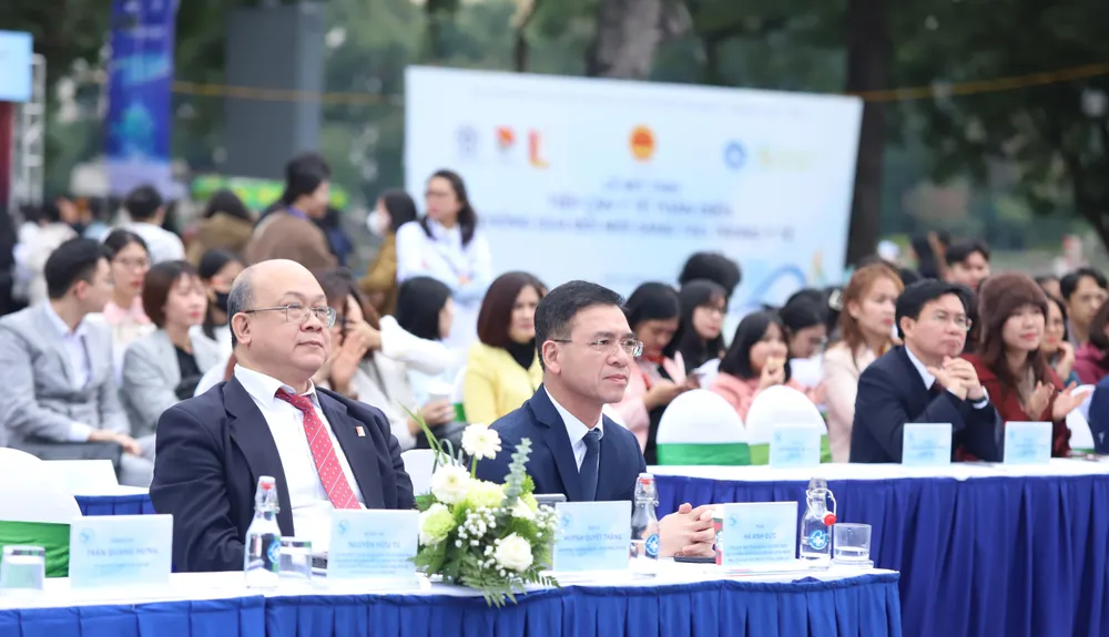 Delegater deltar i mötet 1000015399.jpg