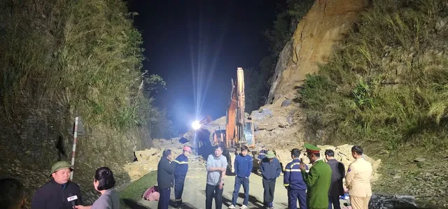 Rạng sáng 15-12, lực lượng chức năng đã tìm thấy nạn nhân thứ ba trong vụ sạt lở taluy dương xảy ra tại Km124+300, quốc lộ 6