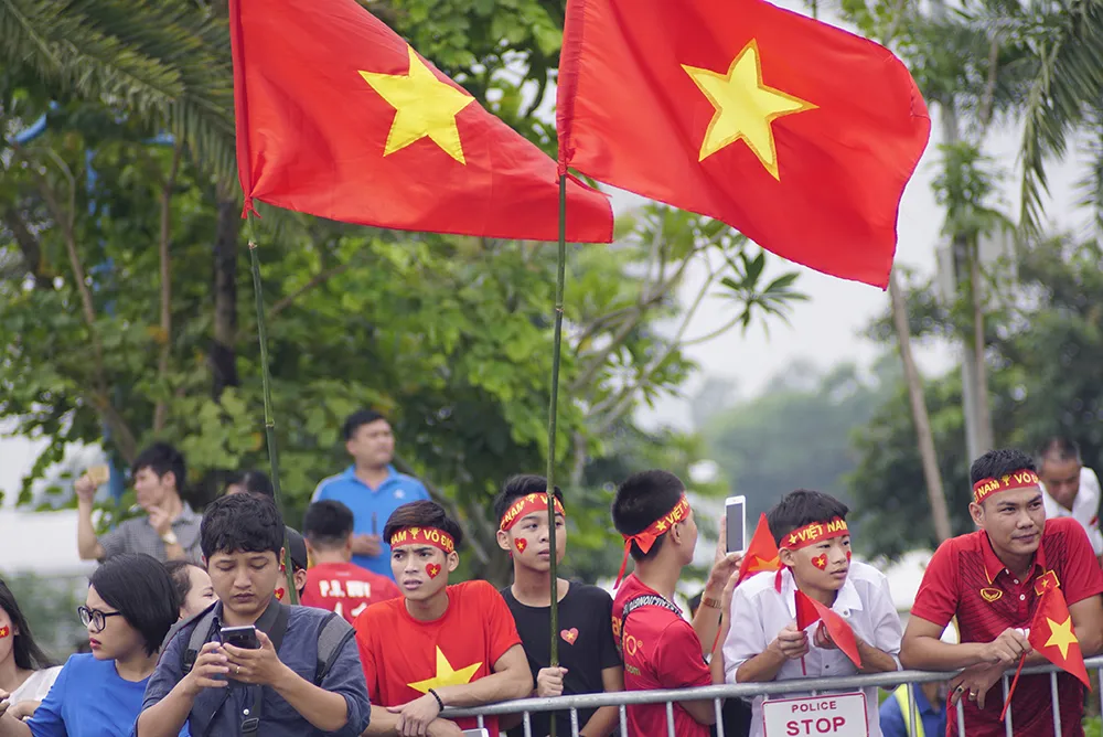 Hàng ngàn người hâm mộ đổ ra đường đón Đoàn thể thao Việt Nam ảnh 29