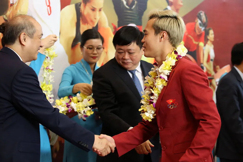 Hàng ngàn người hâm mộ đổ ra đường đón Đoàn thể thao Việt Nam ảnh 13