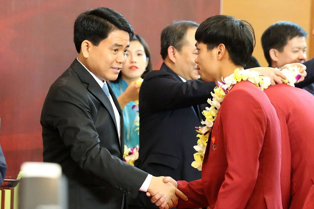 Hàng ngàn người hâm mộ đổ ra đường đón Đoàn thể thao Việt Nam ảnh 14