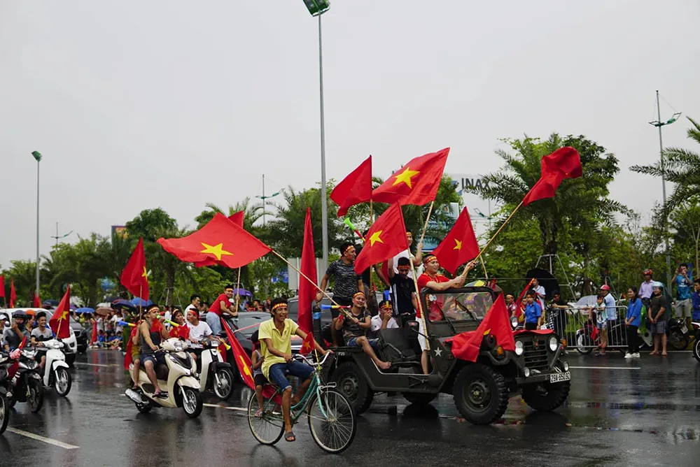 Hàng ngàn người hâm mộ đổ ra đường đón Đoàn thể thao Việt Nam ảnh 35