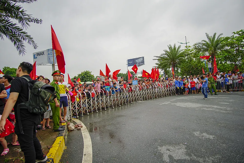 Không được nhìn thấy các tuyển thủ, người hâm mộ hụt hẫng rời sân bay ảnh 4