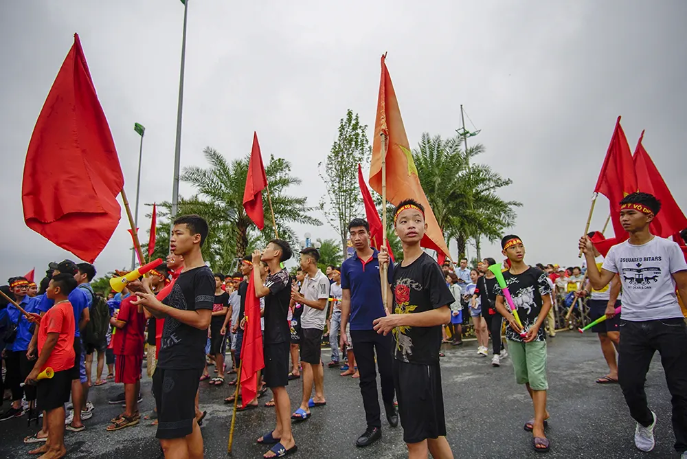 Không được nhìn thấy các tuyển thủ, người hâm mộ hụt hẫng rời sân bay ảnh 8