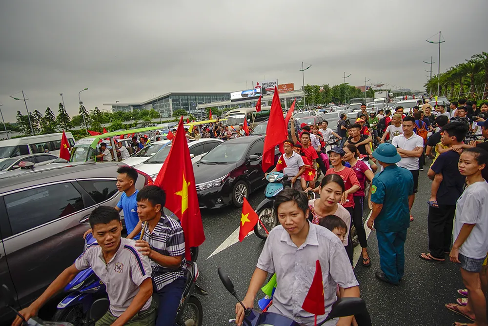 Không được nhìn thấy các tuyển thủ, người hâm mộ hụt hẫng rời sân bay ảnh 7