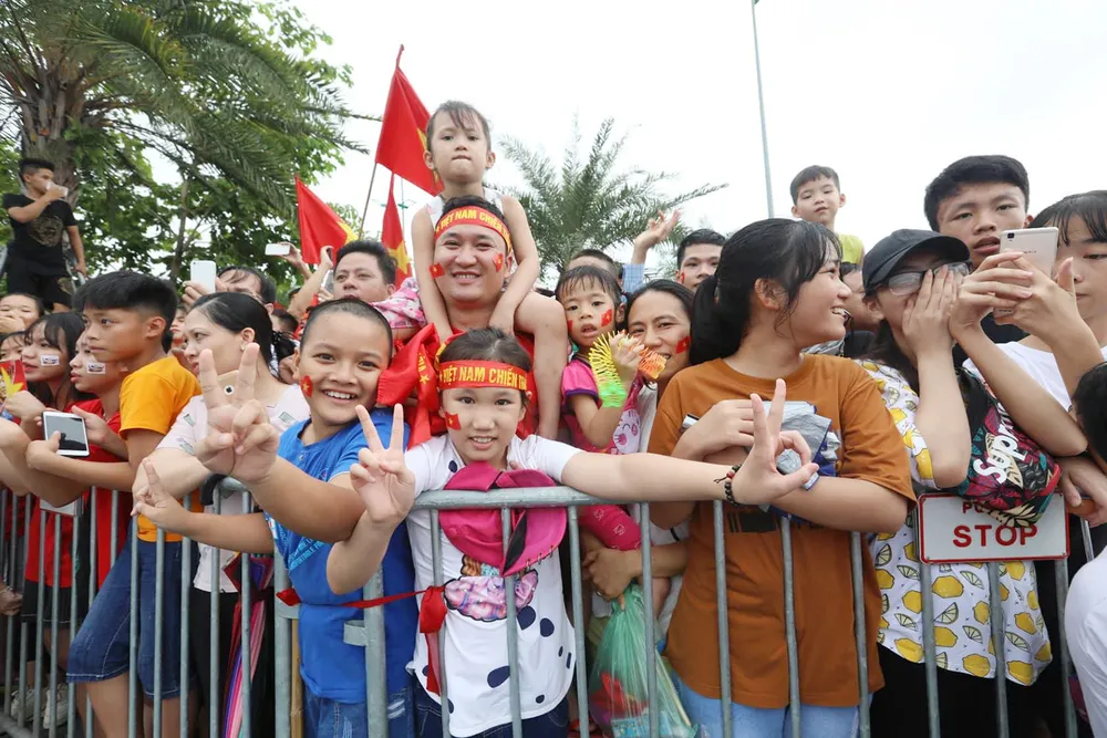 Hàng ngàn người hâm mộ đổ ra đường đón Đoàn thể thao Việt Nam ảnh 43