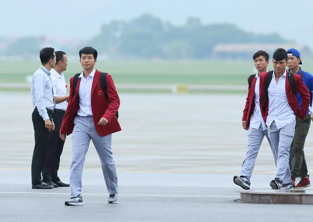 Hàng ngàn người hâm mộ đổ ra đường đón Đoàn thể thao Việt Nam ảnh 8