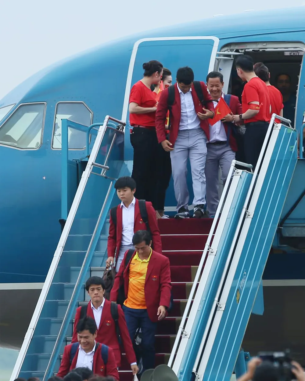 Hàng ngàn người hâm mộ đổ ra đường đón Đoàn thể thao Việt Nam ảnh 4