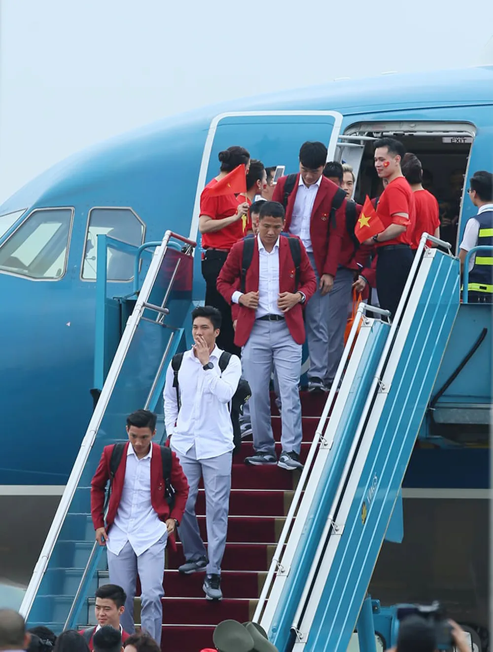 Hàng ngàn người hâm mộ đổ ra đường đón Đoàn thể thao Việt Nam ảnh 5