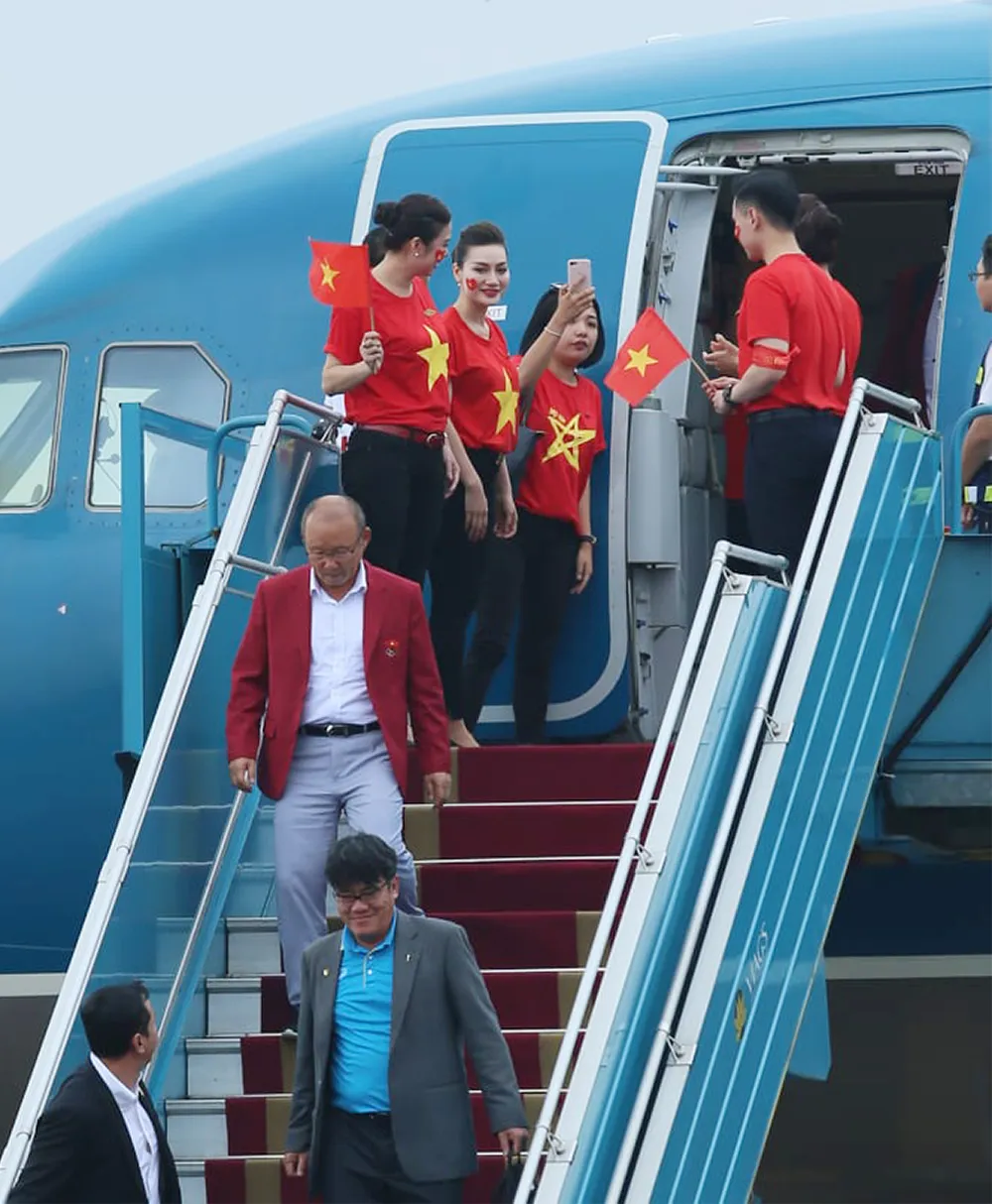 Hàng ngàn người hâm mộ đổ ra đường đón Đoàn thể thao Việt Nam ảnh 6