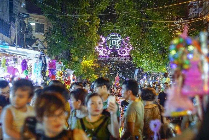 Người Hà Nội chen chúc chơi Trung thu sớm ảnh 5