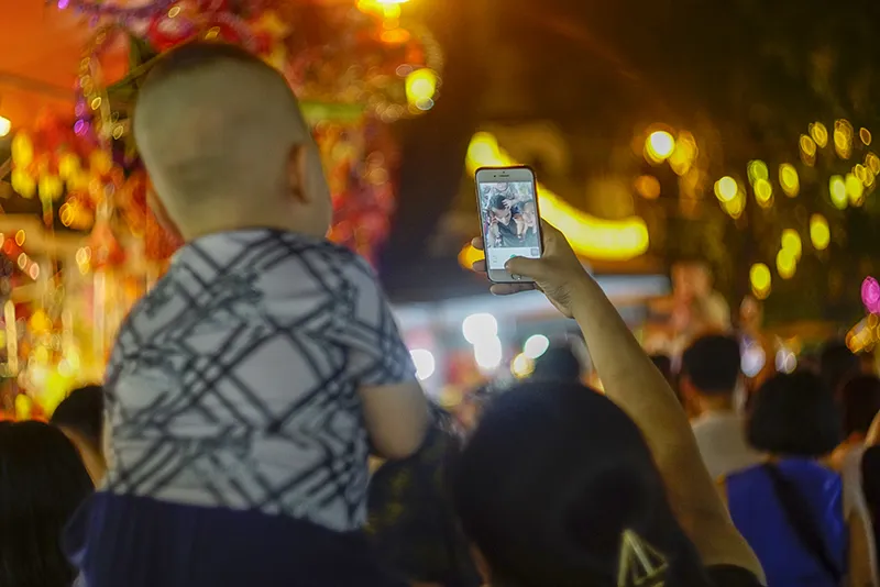 Người Hà Nội chen chúc chơi Trung thu sớm ảnh 8