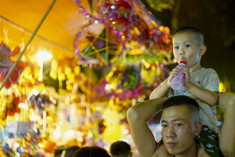Người Hà Nội chen chúc chơi Trung thu sớm ảnh 10