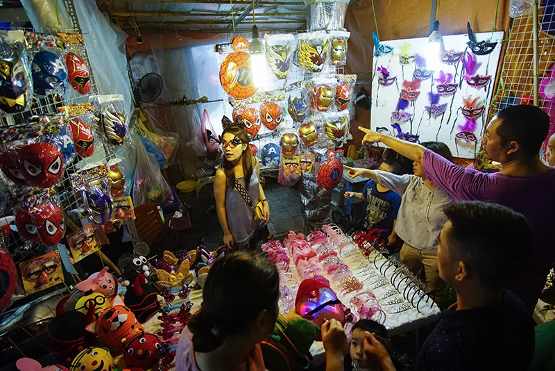 Người Hà Nội chen chúc chơi Trung thu sớm ảnh 12