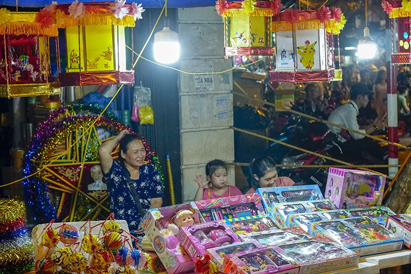 Người Hà Nội chen chúc chơi Trung thu sớm ảnh 9