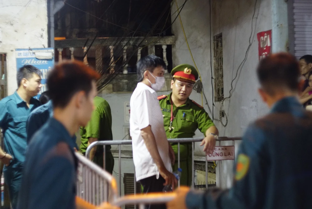 Kinh hoàng phát hiện 2 xác chết sau vụ cháy tại đường Đê La Thành ảnh 1 Kinh hoàng phát hiện 2 xác chết sau vụ cháy tại đường Đê La Thành ảnh 1