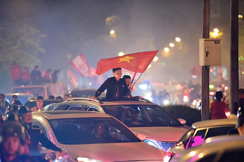 Những cách cổ vũ chỉ có ở Việt Nam dành cho tình yêu bóng đá ảnh 9