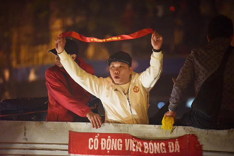 Những cách cổ vũ chỉ có ở Việt Nam dành cho tình yêu bóng đá ảnh 10