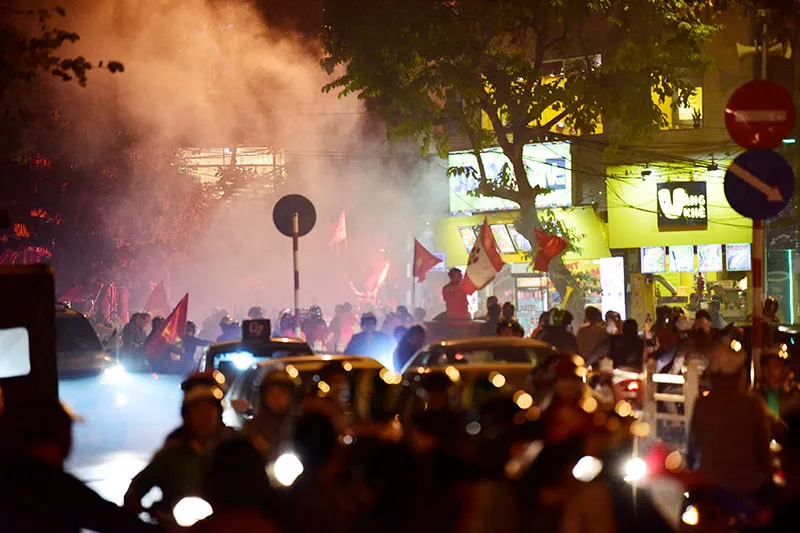 Những cách cổ vũ chỉ có ở Việt Nam dành cho tình yêu bóng đá ảnh 14