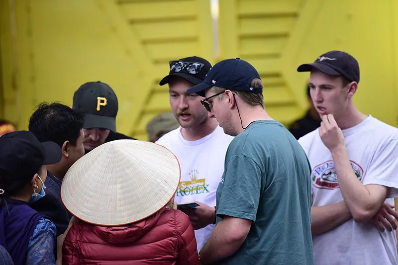 Cổ động viên “tiếp lửa” sớm cho thầy trò Park Hang-seo ở Hàng Đẫy ảnh 7