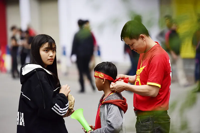 Cổ động viên “tiếp lửa” sớm cho thầy trò Park Hang-seo ở Hàng Đẫy ảnh 9